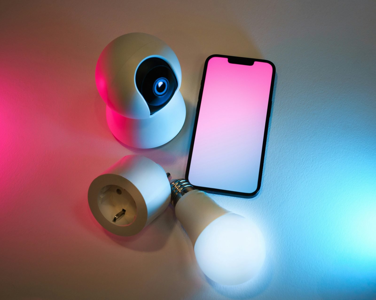 Caméra intérieure et smartphone posés côte à côte