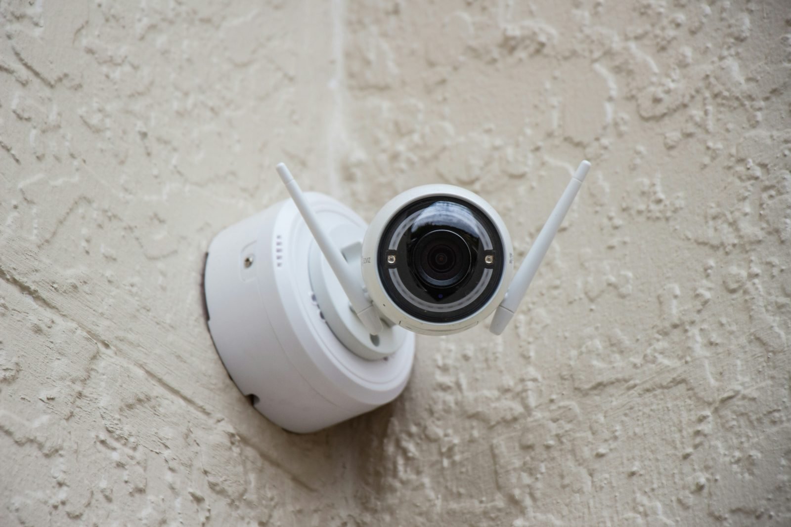 Caméra Wi-Fi fixée sur un mur crépi