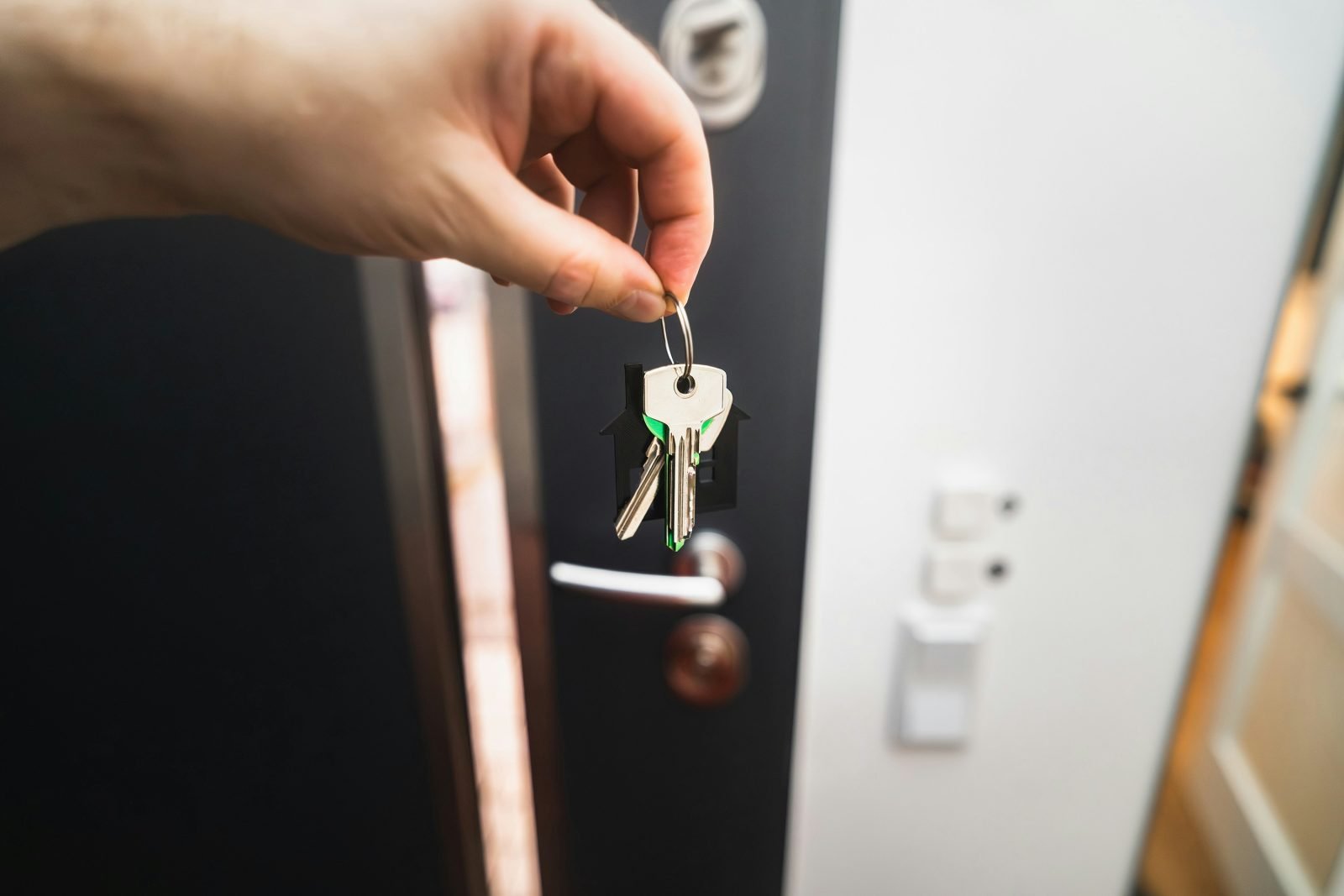 Clé engagée dans la serrure d’une porte d’entrée