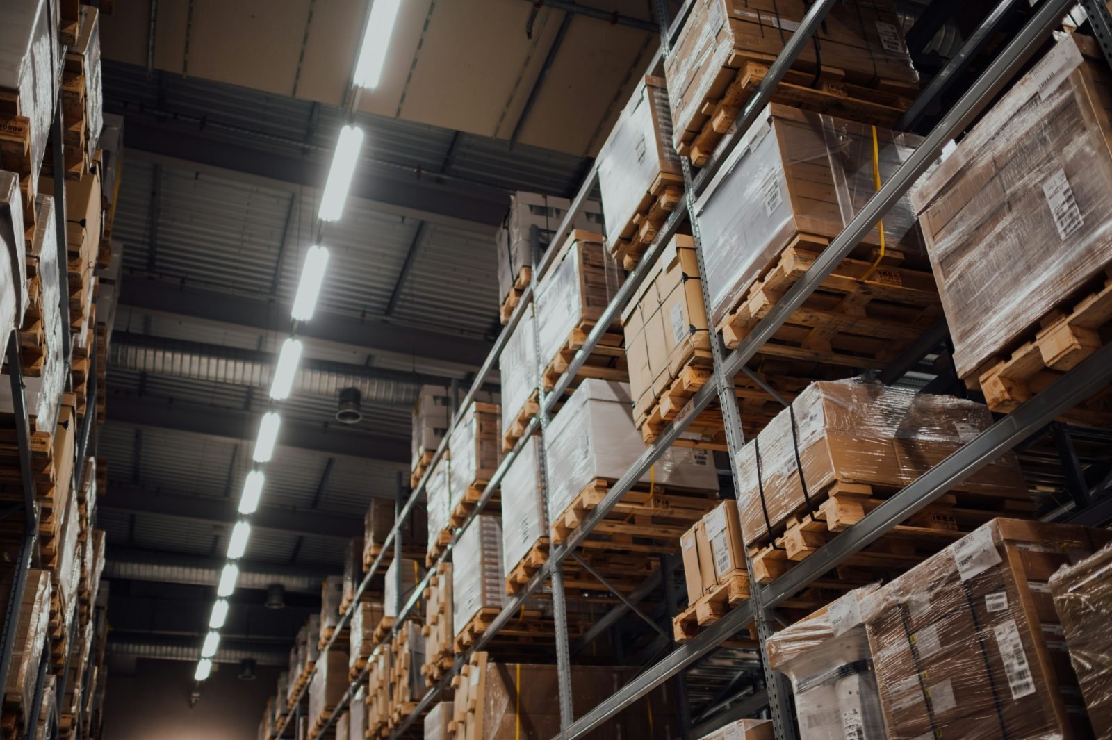 Rayonnages chargés dans un entrepôt de stockage