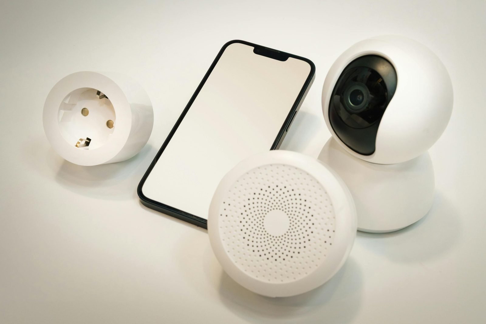 Caméra, prise et smartphone d’un kit connecté