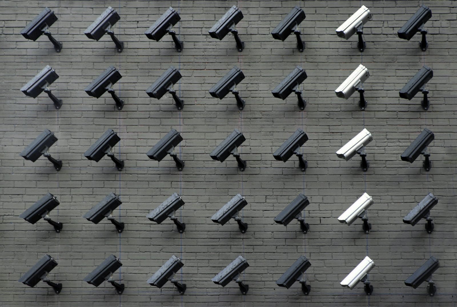 Rangées de caméras de surveillance alignées