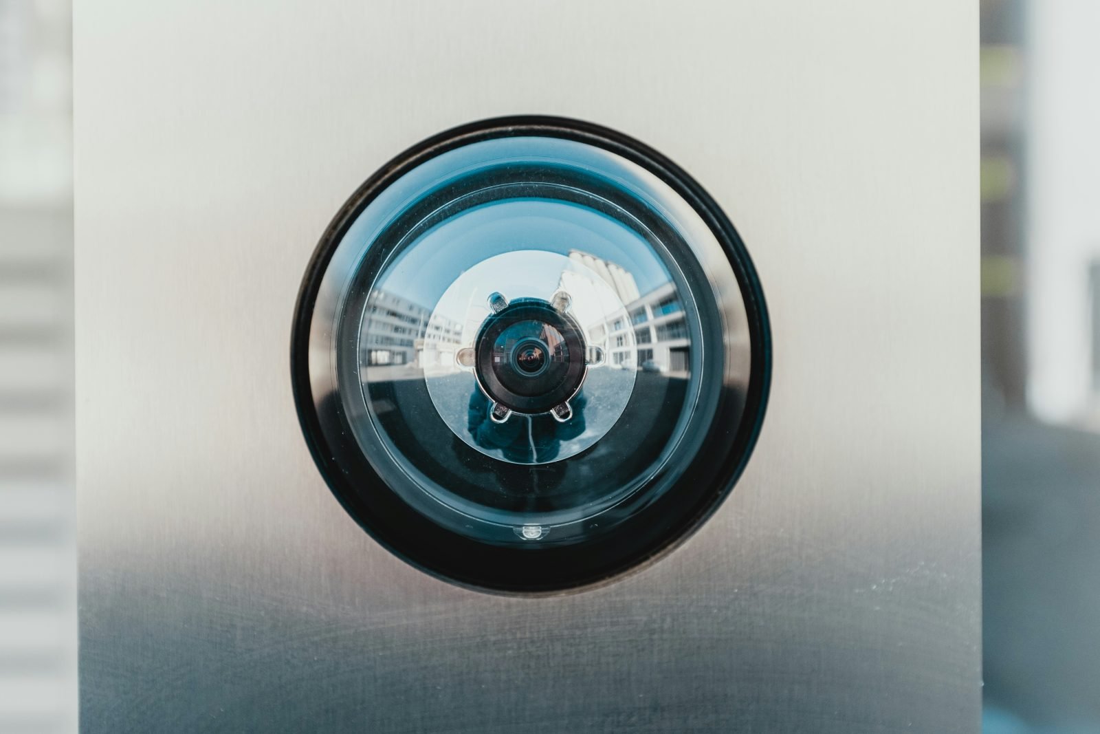 Objectif d’une caméra de surveillance en gros plan