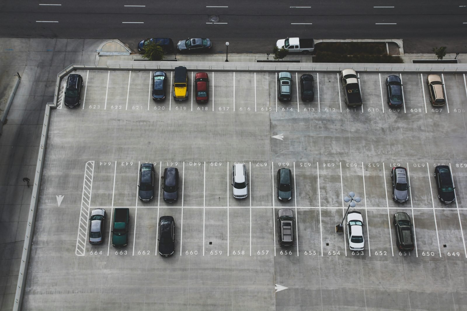 Parking d’une zone commerciale vu du ciel